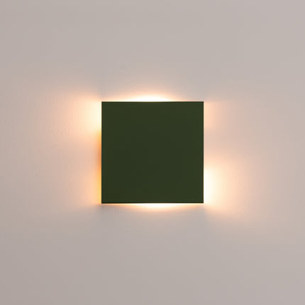 applique murale carrée éclairage haut et bas vert olive, vue sur fond coloré