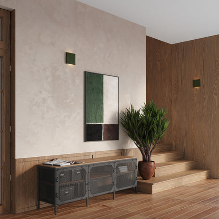 applique murale carrée éclairage haut et bas vert olive, dans une pièce à vivre