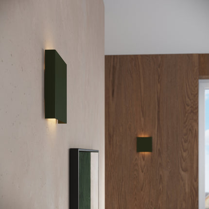 applique murale carrée éclairage haut et bas vert olive, intérieur contemporain