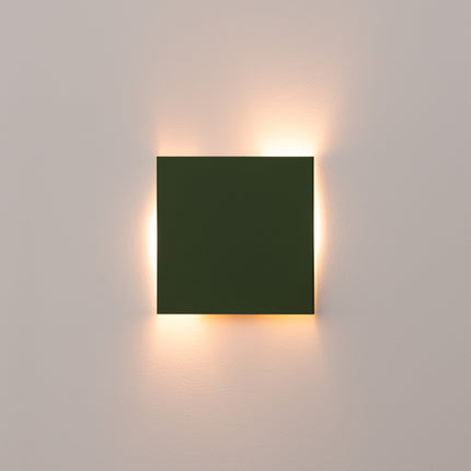 applique murale carrée éclairage haut et bas vert olive, packshot de trois quarts