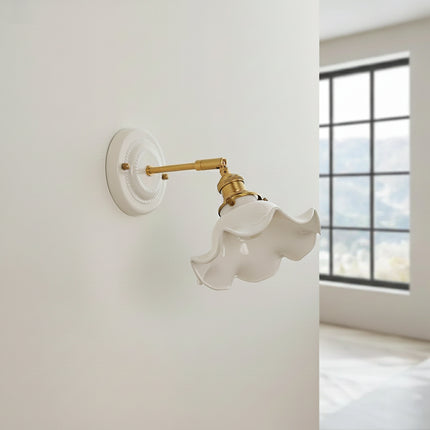 Applique murale en céramique blanche fleur vue de profil, bras orientable en métal cuivré