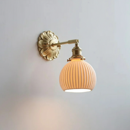 Applique murale en céramique cannelée crème et laiton doré, bras articulé orientable sur rosace florale