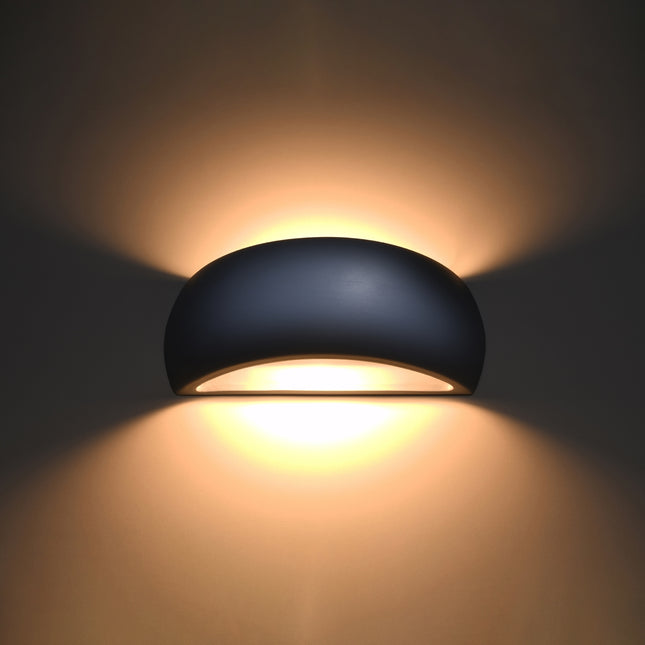 Applique murale coquille allumée diffusant une lumière chaude vers le haut et le bas