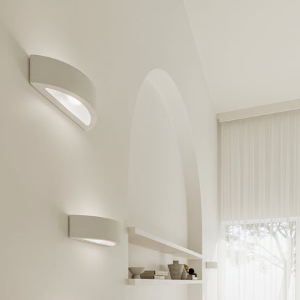 Applique murale en céramique demi-cercle LED le long d'un couloir