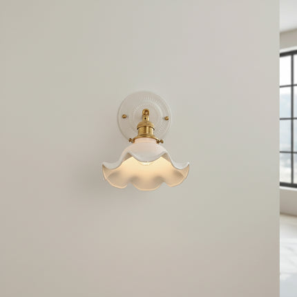 Applique murale en céramique blanche en forme de fleur allumée diffusant une lumière chaude