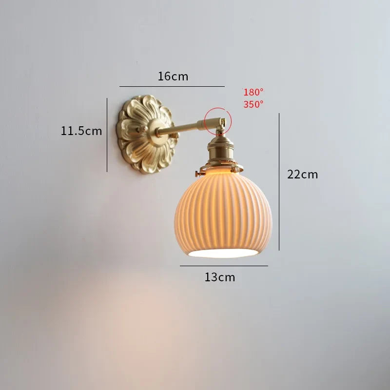 Dimensions Wandleuchte aus geriffelter Keramik mit schwenkbarem Messingarm