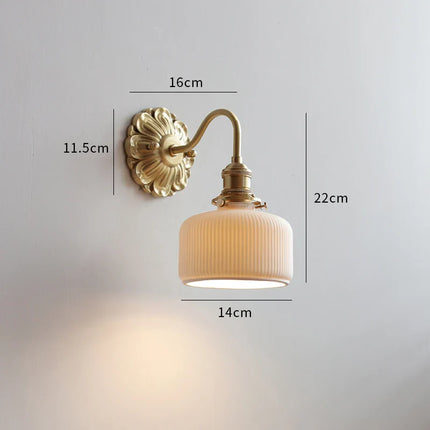 Schéma de cotes de l'applique murale en céramique striée et laiton doré, hauteur 22 cm et diffuseur 14 cm