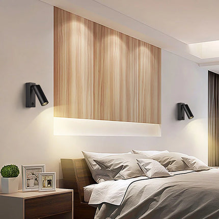 Applique murale orientable LED en noir et blanc pour une lecture confortable au chevet.