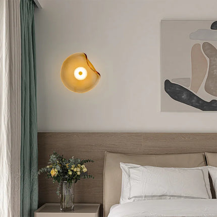 Applique murale circulaire en verre diffusant un halo vers le haut et le bas