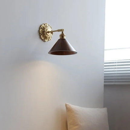 Applique en bois clair allumée près d une fenêtre, halo doré chaleureux dans une chambre nordique