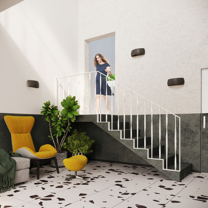 Appliques murales Coquille noires rythmant un escalier lumineux dans un intérieur clair