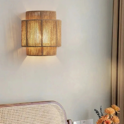 Applique murale naturelle en rotin à culot E27 pour un intérieur bohème ou scandinave.