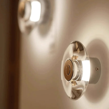 Détail du moyeu central et de la LED d'une applique murale en cristal posant une lumière chaude
