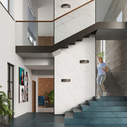 Appliques Croissant en céramique noire le long d'un escalier dans un intérieur contemporain