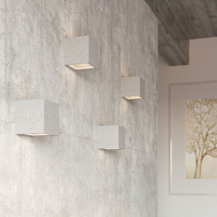 Détail de l'applique Murale Cube en béton, gros plan sur la texture