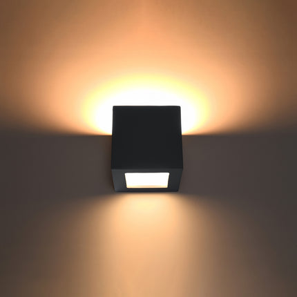 Applique murale Cube noire allumée diffusant une lumière chaude vers le haut et le bas