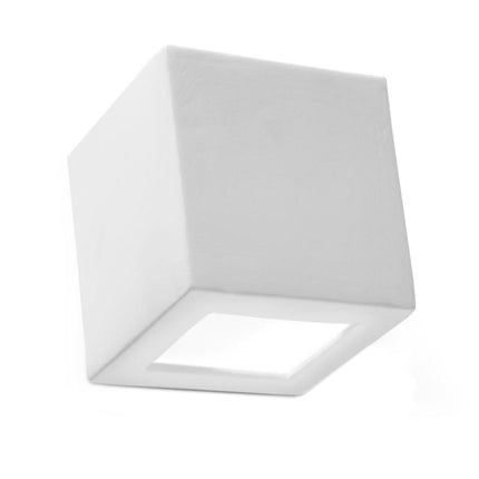 Applique murale cube en céramique blanche sur fond neutre