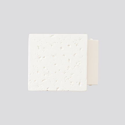 Applique Murale Cube en Béton Beige, vue sur fond coloré