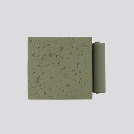 Applique Murale Cube en Béton Vert Olive, vue sur fond coloré