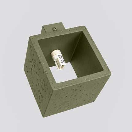 Applique Murale Cube en Béton Vert Olive, packshot de trois quarts