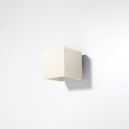 Applique Murale Cube LED beige clair, vue en situation sur fond clair