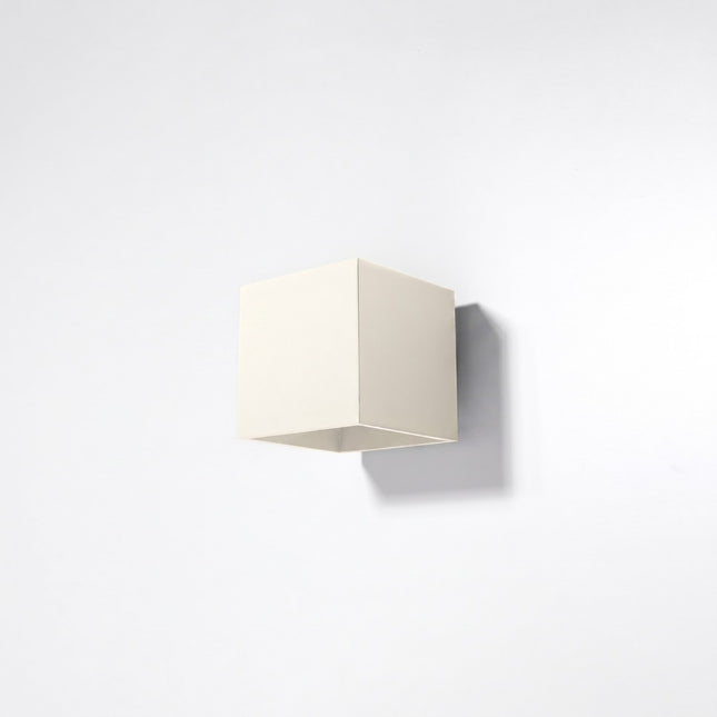 Applique Murale Cube LED beige clair, vue en situation sur fond clair