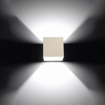 Applique Murale Cube LED beige clair allumée, faisceau net sur le mur