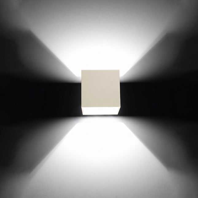 Applique Murale Cube LED beige clair allumée, faisceau net sur le mur