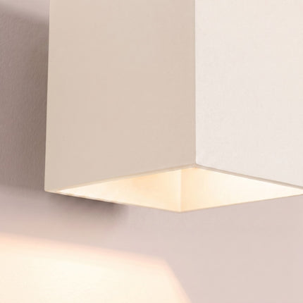 Applique Murale Cube LED beige clair sur fond coloré, vue de trois quarts