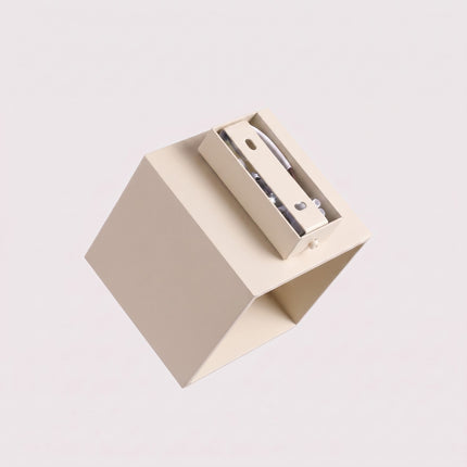 Applique Murale Cube LED beige clair, détail du système de fixation