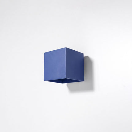 Applique Murale Cube LED bleu outremer, vue en situation sur fond clair