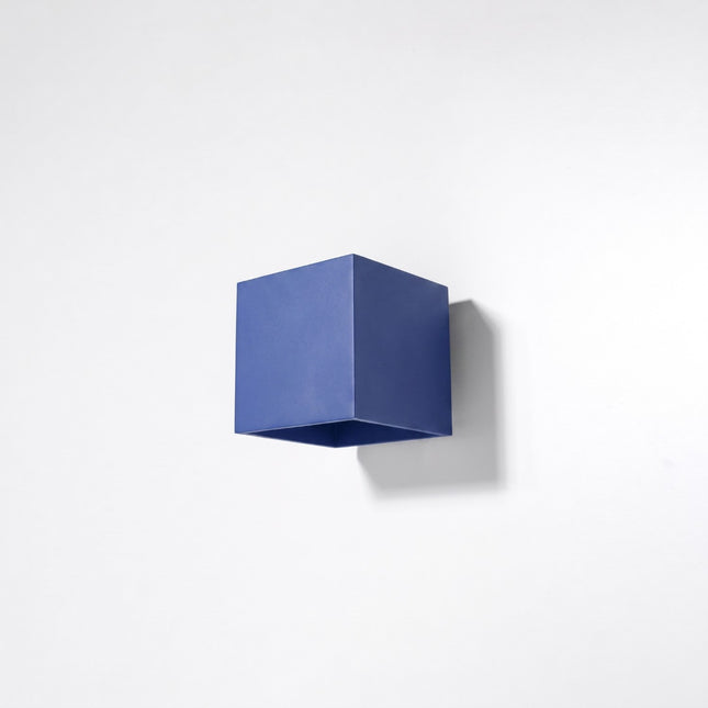 Applique Murale Cube LED bleu outremer, vue en situation sur fond clair