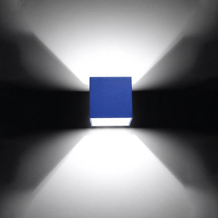 Applique Murale Cube LED bleu outremer allumée, faisceau net sur le mur