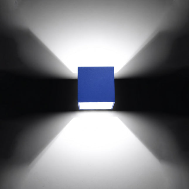 Applique Murale Cube LED bleu outremer allumée, faisceau net sur le mur