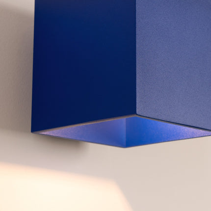 Applique Murale Cube LED bleu outremer sur fond coloré, vue de trois quarts