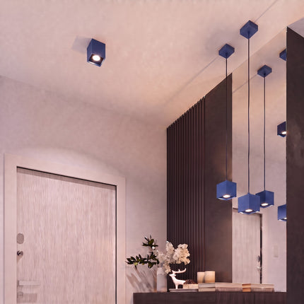 Applique Murale Cube LED bleu outremer dans une entrée contemporaine