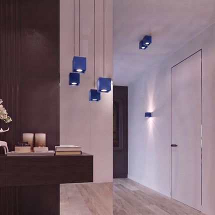 Applique Murale Cube LED bleu outremer dans un couloir clair