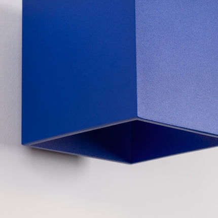 Applique Murale Cube LED bleu outremer, packshot de trois quarts