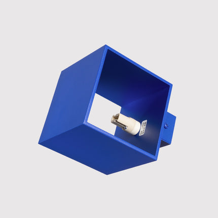 Applique Murale Cube LED bleu outremer, détail de la douille et du support