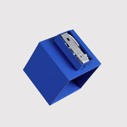 Applique Murale Cube LED bleu outremer, détail du système de fixation