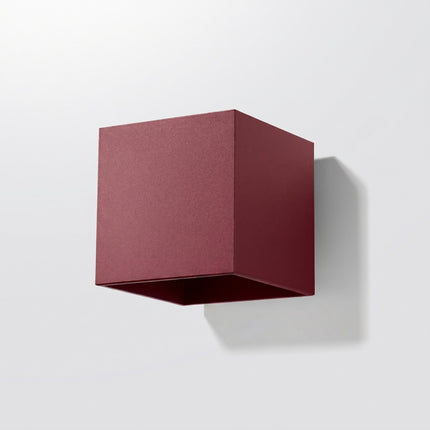 Applique Murale Cube LED bordeaux, vue en situation sur fond clair