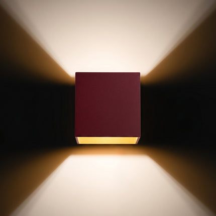 Applique Murale Cube LED bordeaux allumée, faisceau net sur le mur