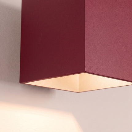 Applique Murale Cube LED bordeaux sur fond coloré, vue de trois quarts