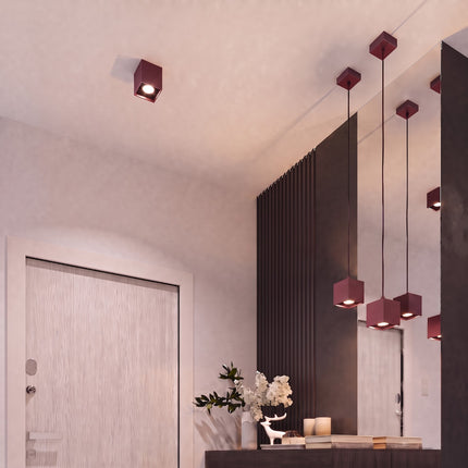 Applique Murale Cube LED bordeaux dans une entrée contemporaine