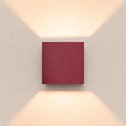 Applique Murale Cube LED bordeaux, packshot de trois quarts