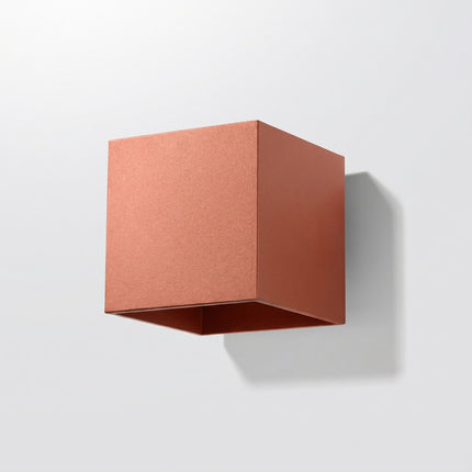 Applique Murale Cube LED ocre rouge, vue en situation sur fond clair