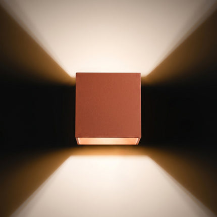 Applique Murale Cube LED ocre rouge allumée, faisceau net sur le mur