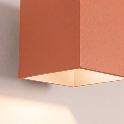 Applique Murale Cube LED ocre rouge sur fond coloré, vue de trois quarts