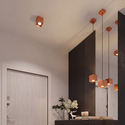 Applique Murale Cube LED ocre rouge dans une entrée contemporaine