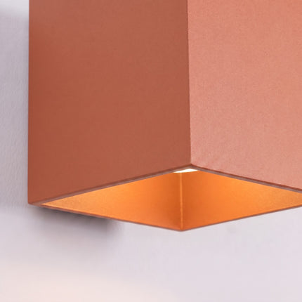 Applique Murale Cube LED ocre rouge, packshot de trois quarts